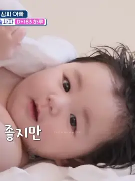 baru liat bayi punya rambut setebel ini sampe ngeringin rambutnya pun pake standing hairdryer #shimharu #haruthereturnofsuperman #thereturnofsuperman #hiraisaya #shimhyungtak #haru 