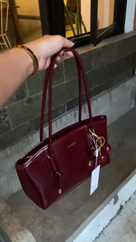 Maroon nya cakep parah sih #fyppppppppppppppppppppppp #shoulderbag #handbags 