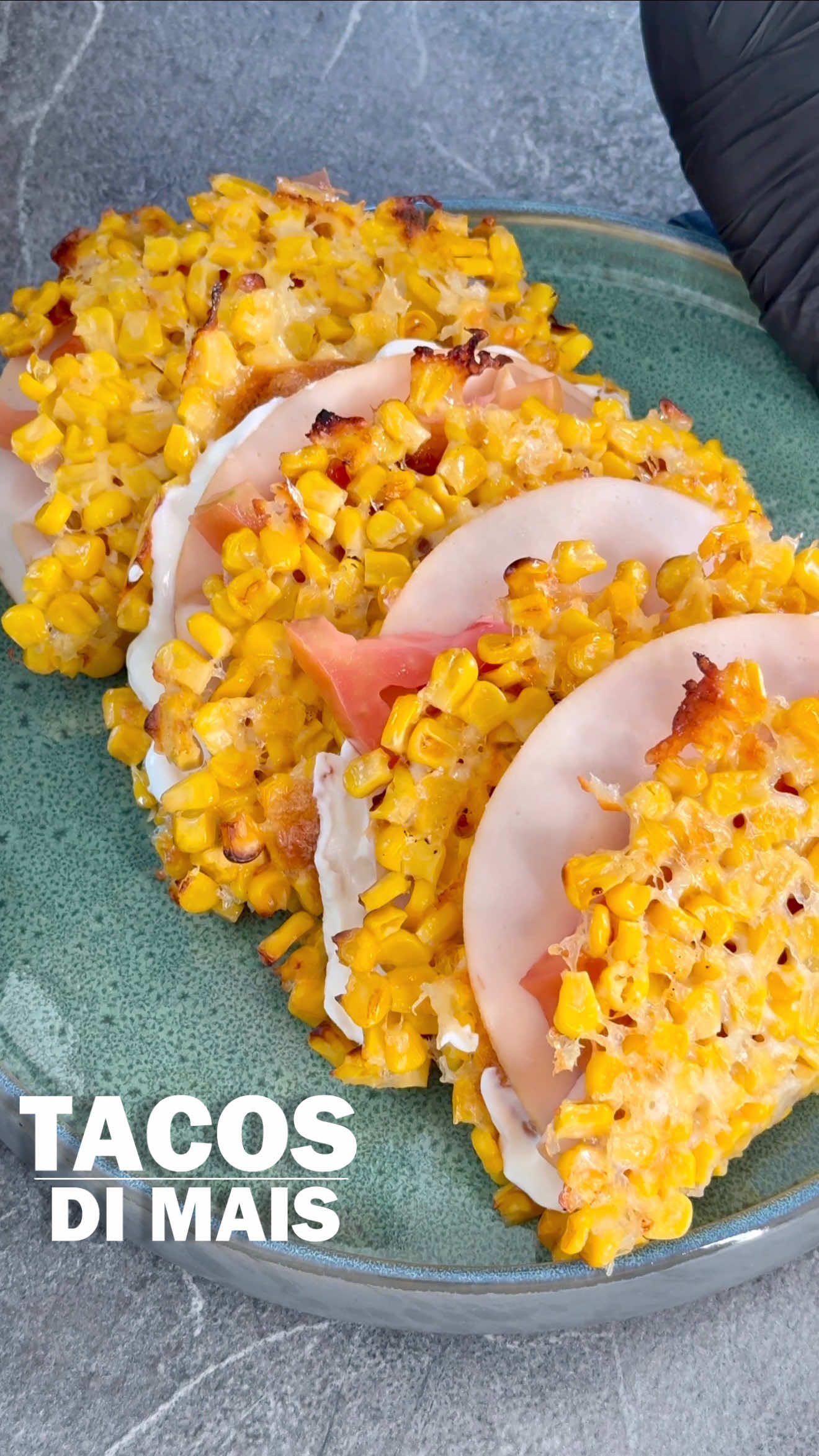 🌽 TORTILLA DI MAIS 2 INGREDIENTI ❌ LOW CARB!  Queste finte piadine di mais sono facilissime, leggere, e super sfiziose 😋 SENZA GLUTINE, perfette anche per i VEGETARIANI , sono adatte proprio a tutti! Pronte in 15 minuti… insomma, le proverai?? 🤩 Lascia un “MI PIACE” è il tuo modo di dirmi grazie 🙏🏻❤️ 📲 Salva la ricetta  ✌🏻 Seguimi @giuseppe_healthy Ingredienti x 6 tortillas : 1 barattolo mais 100g formaggio grattugiato (io mozzarella) Ripieno (facoltativo) Formaggio spalmabile  Fesa di tacchino Pomodoro  Procedimento: Trasferisci direttamente in una teglia da forno il mais sgocciolato; con l’aiuto di una ciotolina dai forma alle tue tortillas. Aggiungi il formaggio grattugiato in superficie, e cuoci in forno preriscaldato ventilato a 180 gradi per 20 minuti oppure in friggitrice ad aria (170 gradi per circa 15 minuti)! Lascia raffreddare qualche minuto le tue tortillas prima di farcirle… Ora sono pronte per essere servite in tavola 😋 MACROS x 1 tortilla (vuota) : 5.4CHO/3.3F/4.7P/ 70cal • • • #tortilla #mais #wrap #senzafarina #senzaglutine #ricettefacili #ricettelight #lowcalories #healthyrecipes #Recipe #healthy #lunch #dinner #ilmegliodelfit #cibo #cucina #cucinasana #healthylunch #healthydinner #dieta #ricette