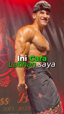 Karena banyak dari kalian yang nanya, gimana cara saya Latihan😅 here it is ‼️ Cara Latihan saya✔️ You need to know This‼️ 1. Saya pilih Gerakan-Gerakan yang saya benar-benar bisa rasakan di Otot yang saya mau targetkan artinya kalau ada Gerakan yg saya tidak bisa rasakan di otot yg saya mau latihan saya akan skip gerakan tersebut✔️ 2. Saya tidak berpatokan dengan Full Range of Motion tapi cara Range of Motion di mana Otot yang saya mau targetkan mendapatkan Tension yang maksimal✔️ 3. Di setiap Gerakan saya main Set yg paling terakhir dengan Beban paling berat sampai Failure, hanya satu set sampai Failure ✔️ 4. Saya tidak main banyak Variasi , less is more✔️ Intinya saya jarang sekali pakai dropset, superset atau Myo Reps , 99% saya hanya fokus ke Basics. Kamu ada tips lain untuk progres dalam Gym❓ Tulis di comment section ya ⬇️ #fitnessindonesia #gymindonesia #binaraga #binaragaindonesia #olahraga #naturalbodybuilding #naturalbodybuilder #natty #gymtips #workouttips #fitnesstips #hidupsehat #sehat #tipssehat #infosehat #kesehatan #tipskesehatan #infokesehatan #indonesia #indonesian #indonesiasehat #indo #polahidupsehat #gayahidupsehat #turunberatbadan #bakarlemak #gym #Fitness #bodybuilding #ngegym