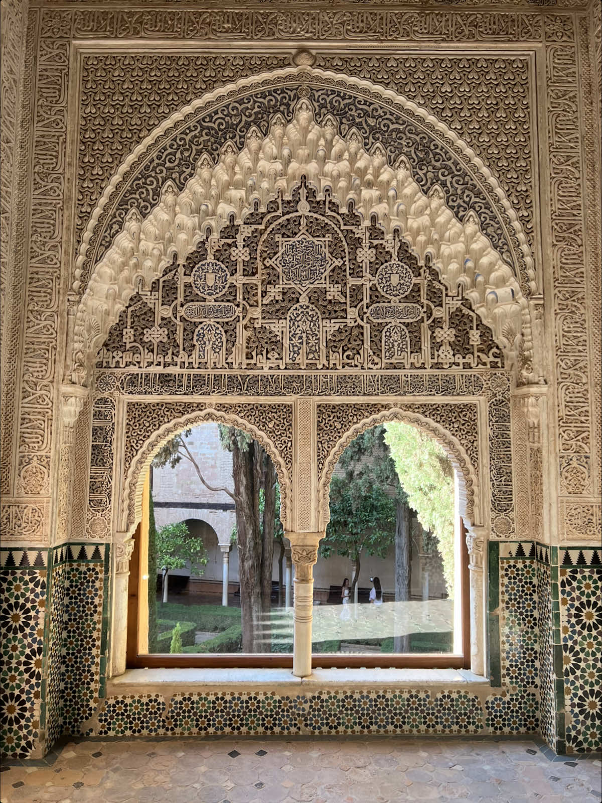 “على درب الحمراء، حيث يهمس الحجر بما خبأه الزمان، تمضي الخطى كأنها تعود لا تمضي. في كل زاوية، ظل لأندلسٍ لا يزال ينبض بين النقوش، وفي كل نسمة، حنينٌ لليالٍ مضت تحت ضوء القمر، حين كان الشعر يُتلى في ساحات القصر، وتعانق الماء والرخام في رقصةٍ أبدية. هذا الطريق ليس مجرد ممرٍ للحجارة، بل ذاكرة تمشي… وعين تبكي، وقلب يبتسم رغم الفقد. هنا… حيث تذوب الأزمنة في سكون الجمال، تمشي روحي قبل قدمي. يا أهلَ أندلسٍ للهِ درُّكمُ ماءٌ وظلٌّ وأنهارٌ وأشجارُ”   #قصر_الحمراء #غرناطة #الأندلس #جمال_الأندلس #لسان_الدين_بن_الخطيب #آثار_إسلامية #حنين_المكان #سفر_روح #Andalusia #Alhambra #Granada #IslamicArt #ArabicHeritage #HistoricalSpain #LostParadise  