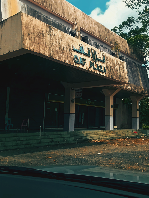 QAF Plaza, Telanai – A Nostalgic Landmark of the 90s QAF Plaza in Telanai once stood as one of the top shopping complexes in Brunei during the 1990s. Back then, it was home to the popular Smart Supermarket, where many—myself included—did their regular grocery shopping. The complex also housed a variety of other shops, including CD and music stores, though many of those tenants are now a distant memory. Today, the building carries the charm of a bygone era, though it's visibly worn and quiet. Currently, only a tailor shop and a barber shop remains in operation. It's a little sad to see a place once filled with life now so underutilized. One can only hope that a visionary developer will come along to breathe new life into this landmark, much like what was done with the revitalized Mabohai Shopping Complex. With the right touch, QAF Plaza could once again be a vibrant part of the community—honoring its past while adapting to the present. Does anyone else remember the shops that used to be here? #brunei #memories #yesteryears #fyp #bruneitiktok 