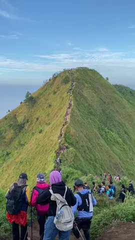 ⛰️ Gunung Andong: Si Kecil yang Bikin Jatuh Cinta Meski tak setinggi gunung-gunung lainnya, Gunung Andong di Magelang punya pesona yang luar biasa. Dengan ketinggian sekitar 1.726 mdpl, gunung ini jadi favorit para pendaki pemula maupun pecinta sunrise. Jalurnya singkat tapi pemandangannya juara—laut awan, garis cakrawala, dan siluet gunung-gunung lain jadi suguhan spesial di puncak. Buat yang pengen naik gunung tanpa drama, tapi tetap dapat panorama luar biasa, Andong jawabannya! 🌄✨ #GunungAndong #ExploreMagelang #PendakiIndonesia #AndongHiking #PuncakAndong #HikingVibes #FYP #Viral #HiddenGemIndonesia #TravelReels
