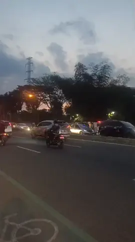 Laporan dari warginet lalu lintas di salah satu Kawasan Perumahan yang ada di Padalarang Kabupaten Bandung Barat ramai di padati banyak orang pada hari Kamis Petang (31/07/2025) ramai. Ada kejadian apakah gerangan warginet? Yang sedang di TKP boleh share informasi di kolom komentar yaps. . . . SC : @iniair_ 