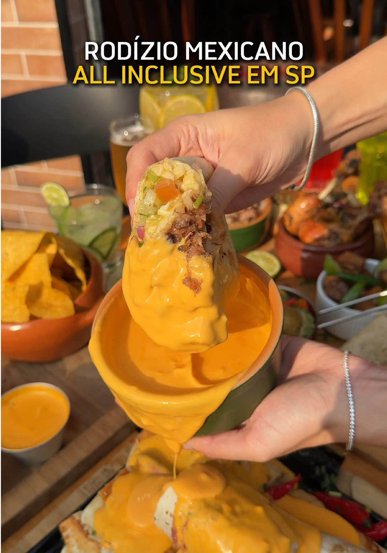 RODÍZIO MEXICANO ALL INCLUSIVE EM SP! 😍 🇲🇽 Fomos navegar no @vacapollochancho, que conta com um rodízio mexicano delicioso e all inclusive! 😋 🌯O festival inclui: Guacamole, Sour Cream, Pico de Gallo, Creme de Queijo, Chilli Beans, Barbecue defumado, Totopos Crocantes, Taco Shell, Tortillas de Trigo, Quesadillas, Legumes Tostados, Brisket (cupim e peito defumado e desfiado), Pulled Pork (pernil defumado e desfiado), Chicken Leg (Coxinha defumada), Dadinho de Panceta, Choripancito e de sobremesa a deliciosa Chocobana.  De domingo à quinta por tempo limitado a costelinha barbecue também está inclusa. 🤤 🍹 Para beber tem chás gelados e sodas de vários sabores. Além de água com e sem gás, tudo incluso!  🍸Também possui opção com bebidas Alcoólicas: chopp pilsen, michelada on the rock, gin tônica e caipirinha de cachaça.  💲Segunda a Quinta o dia todo e Sexta no almoço: R$ 94,90 rodízio com bebidas não alcoólicas R$ 119,90 rodízio com bebidas alcóolicas 💲Sexta no jantar, Sábado, Domingo e feriados: R$ 109,90 rodízio com bebidas não alcoólicas R$ 144,90 rodízio com bebidas alcóolicas 🍼Crianças até 6 anos não pagam. 🍴Crianças entre 7-11 anos pagam um valor reduzido.  CURTIU? Então já marca o @ que vai te levar!! 🔥🔥 🌮@vacapollochancho 📍 Rua Itapura, 815 - Tatuapé, SP *Publi