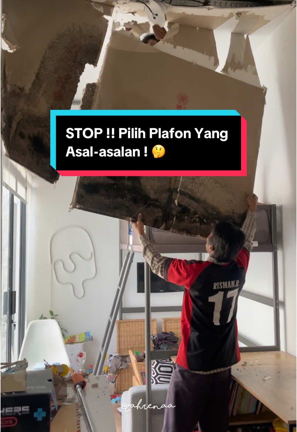 STOP pilih plafon yang asal-asalan !!  Masalah plafon yang sering banget terjadi biasanya bocor yang dibiarin lama. Lama” plafon bisa menguning dan berjamur 😣 Sekarang ada loh plafon yang anti air dan bisa tahan lama ! Ini dia produk JAVAFON ULTRA  Plafon nya tahan rambat api, tahan air dan kuat. Bahannya dari PVC yang tahan rayap dan tahan air. Jadi aman kalo kena bocor. Teksturnya tebel tapi lentur.  Designya juga banyak banget. JAVAFON ULTRA Series punya 8 design eksklusif. Dan punya tekstur yang ngayu banget 😍 Yuk ganti plafon dirumah kalian pake JAVAFON ULTRA Series, langsung cek IG @JAVAFON | Plafon PVC Premium dan web: www.javafonpvc.com #SetiapRuangPunyaCerita #NgayuBanget #PlafonPVCPremium #JAVAFON #ULTRASeries 