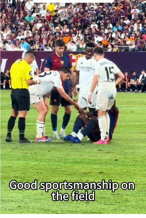 Love seeing this level of sportsmanship on the field. #fyp#Sportsmanship#respectthegame #viralsports 