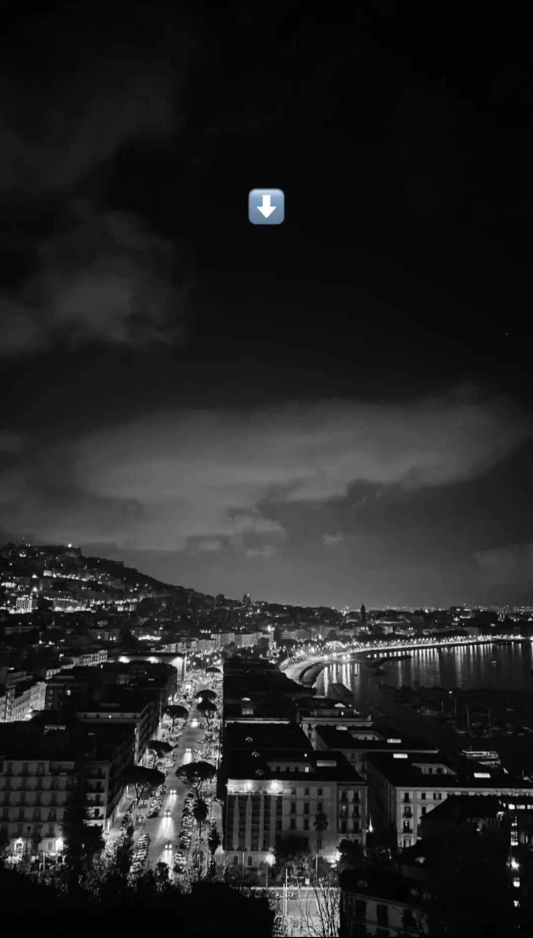 Ci ho provato ad andare avanti, a conoscere altri ragazzi, ma nessuno è come te. ci ho provato davvero a distrarmi, a cambiare abitudini, a riempire i vuoti, ma ogni volta finisce che mi manchi ancora di più. Non so come fai, ma sei ovunque. In ogni canzone, in ogni posto dove andiamo, pure in facce che non c'entrano niente. Ti vedo dappertutto. Ho conosciuto ragazzi nuovi, ci ho parlato, sono uscita, qualcuno magari mi ha fatto pure sorridere. Ma non era te. Nessuno sa farmi ridere come facevi tu, nessuno mi guarda come mi guardavi tu quando non dicevo niente ma tu capivi tutto. Con te era diverso. Con te mi sentivo al sicuro, anche quando litigavamo, anche quando stava andando tutto male. Mi manchi, ma non lo dico, perché tanto so gia che tu magari manco ci pensi. Però io non riesco a fingere. Ogni giorno ti cerco anche solo con gli occhi, anche se so che non ci sei. Ogni tanto vorrei scriverti, raccontarti tutto quello che mi succede, aggiornarti sulla mia vita, chiederti se ti manco, ma poi mi blocco, perché so già che non vorrai sentire niente. Forse per te ero solo un momento, qualcosa che prima o poi sarebbe finito. Ma io non ti ho mai vissuto così. Per me eri tutto. E lo sei ancora. La verità è che nessuno è mai stato alla tua altezza. Nessuno è riuscito a farmi provare quello che ho sentito con te. Dico a tutti che sono andata avanti, ma se solo sento pronunciare il tuo nome mi brillano gli occhi. Lo so che ho sbagliato anche io, so che ci siamo fatti del male, ma so pure tutto quello che ci siamo dati, tutto quello che tu hai sopportato pur di rimanere. E adesso magari stai dando tutto questo a qualcun'altra e io sto qui a farmi mille domande. Siamo una storia lasciata a metà. Una di quelle che restano dentro anche quando finiscono, una di quelle che anche se non si vedono più, si sentono. lo ti sento ovunque. e oani parte di me ti sta ancora aspettando. Mi mancano le tue parole, i tuoi soprannomi, le serate in cui eravamo solo noi, le risate stupide, pure le litigate. Tornerei indietro subito, senza pensarci un secondo. Ma so che non posso. So che forse tu non vuoi. E allora mi tengo tutto dentro ma ogni volta che ti penso, fa ancora un po' male. E anche se non lo saprai mai, dentro di me ci sarai sempre. Perché certe persone non si dimenticano, si portano dietro. E io e te siamo una storia incompleta che non riesco a chiudere. Magari un giorno avrà un finale. O magari resterà così. Ma sarà sempre la parte più importante di me.⛓️♾️ #perteee #fypp #viral #amoreterno #mimanchi #napoli #videoviral 