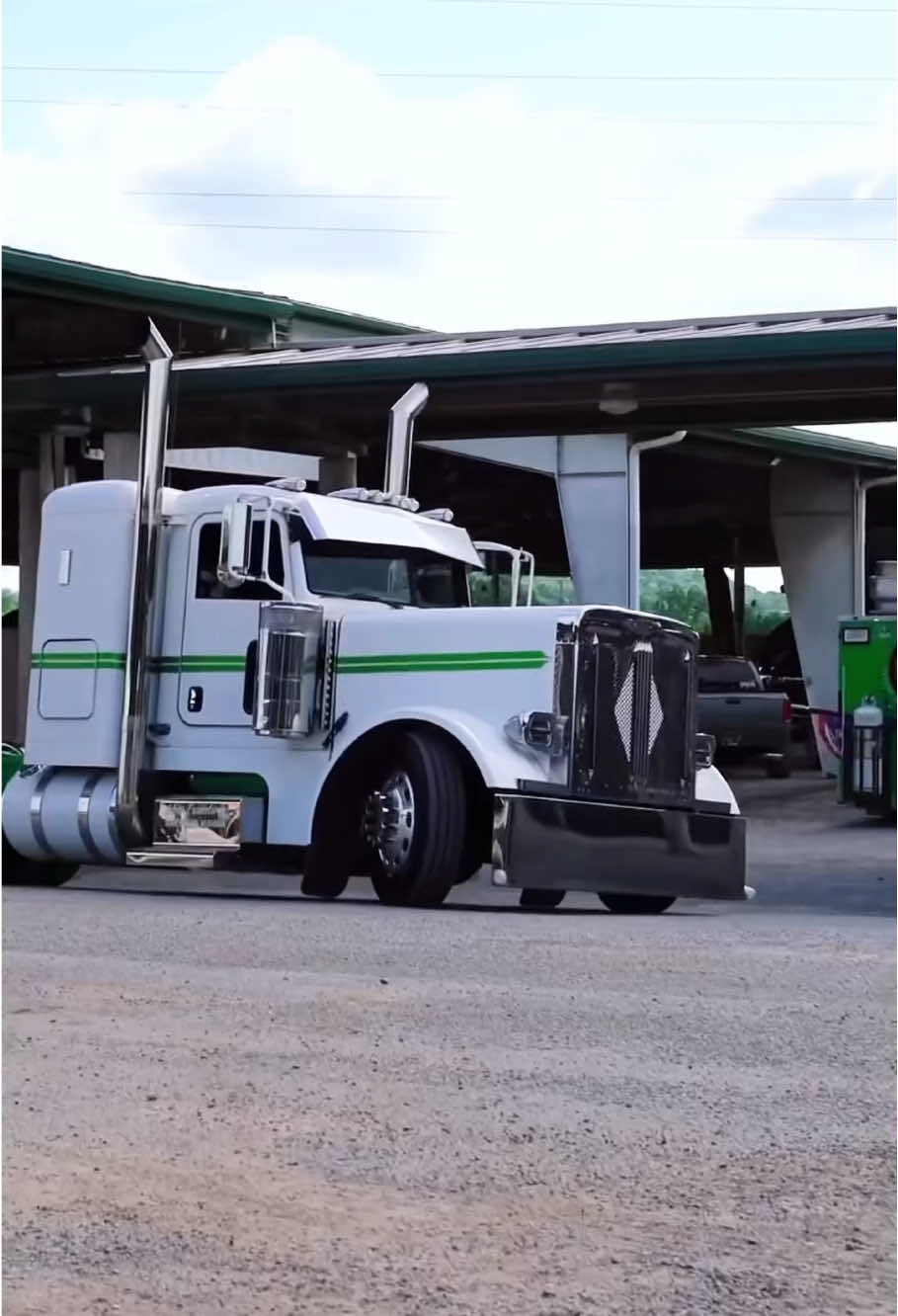 Sharp roller #trucker #peterbilt379 #peterbilt389 #pete #bigrig #semitruck #largecar #trucks #dieseltruck #trucking #california #chrome #trucktok #trucksoftiktok 