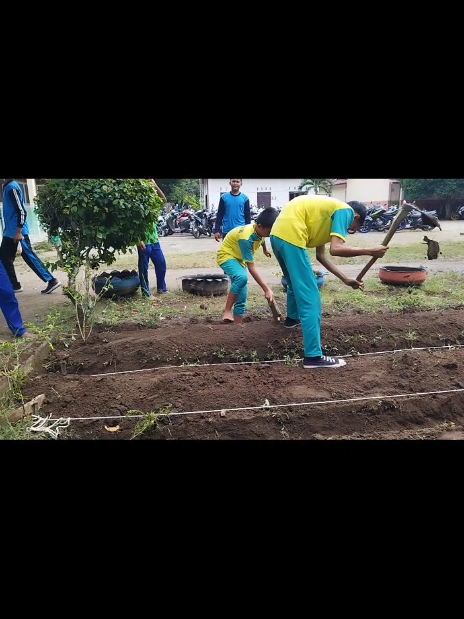 Setelah menyelesaikan pembelajaran teknik otomotif, saya mengajak siswa untuk beralih ke materi tentang ketahanan pangan. Melalui kegiatan ini, siswa dapat memahami pentingnya ketersediaan dan keberlanjutan pangan bagi masyarakat, sekaligus mengisi waktu dengan pembelajaran yang berbeda dan bermanfaat. Suasana kelas pun menjadi lebih segar dan penuh semangat! #KetahananPangan #PembelajaranBerkesan #BelajarSeimbang #KreatifitasGuru #SMKInovatif #MasaDepanCerlang #PendidikanMultidisiplin