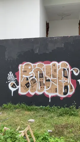 Eksperimen baru dari Raya Graff! Kali ini bukan cuma warna yang main peran, tapi juga material! Throw up pake potongan kardus Diton King — kreatif, beda, dan tetap stand out! 💥 Kalau butuh stock kaleng? Langsung melipir ke Raya Graff atau klik link di bio untuk belanja online. #rayagraff #rayajogja #rayajakarta #ditonking #graffiti #kardusbekas 