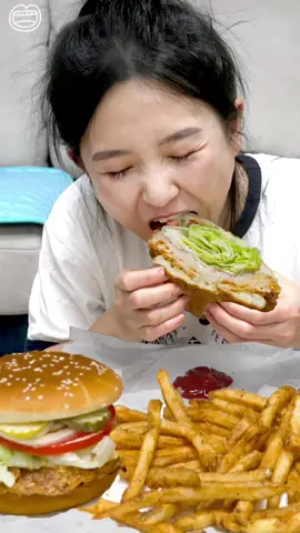입이 작아 슬픈..... #와우스모크디럭스버거 #맘스터치 #hamburger #chickenburger 