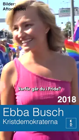 Vems sida står egentligen Ebba Busch på? Under Stockholm Pride delar vi en påminnelse om hur högern vänder kappan efter vinden. Det är kul att prata om rätten till kärlek med Aftonbladet men i intervjun med Uppsala Pingst blir det andra bullar. Moralpolisen Ebba Busch är då snabb på att dra paralleller mellan homosexualitet och ett syndigt levnadssätt. Sen springer hon runt i sin rosa klänning och gapar om kärlek för alla. Vad menar hon egentligen? Enligt Ebba Busch skapar queers en farlig sexualisering av samhället. Samma queers som engagerar sig, delar kunskap om sexuell hälsa, är solidariska med varandra. I intervjun med Uppsala Pingst menar Ebba Busch att vissa hbtq-personers sätt att leva är en björntjänst för andra. Att några inte vill gå på Pride, på grund av ”vad som sker där”. Det är absurt hur hon svamlar. Vi tror att det är Buschs partikamrater som inte vill gå på Pride och att det beror på deras homofobi. Pride eller prude, Ebba Busch? 🌈👩‍❤️‍💋‍👩