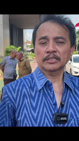 TUDING JOKOWI DALANG PEMECAH BANGSA,ROY SURYO BIKIN GEGER! roy suryo mantan menteri pemuda dan olahraga kembali menjadi sorotan publik setelah melontarkan tuduhan serius.dalam sebuah pernyataan kontroversial ia menyebut presiden joko widodo sebagai dalang di balik perpecahan bangsa. pernyataan ini sontak memicu kegaduhan dan beragam reaksi dari berbagai pihak#ijazahjokowi #roysuryo #fyp #videoviral #beritaterupdate #jokowi #beritatiktok 