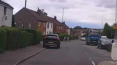 Gilmerton Dykes Street 📍  Usual suspect  #Edinburgh #GilmertonDykes #TaxiDriver #WrongSideDriving #DangerousDriving #UKRoadSafety #EdinburghTraffic #ScottishNews #RoadSafetyUK #RecklessDriving #ViralUK #ScotlandTraffic #DriversGoneMad #TaxiMadness #DangerOnRoads #FYP 