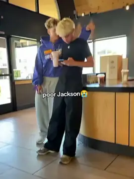 he just a baby Brooks give your brother a hug 😭@jackson.harveyy @brookssharveyy #brooksharvey #jacksonharvey #🔫🔫🔫 #zxycba #xcyzbca #sychanmealea #foryou #fyppppppppppppppppppppppp #viral #09 #fyp #fypシ゚viral #foryoupage #liplinertwin #twin #harveytwins 