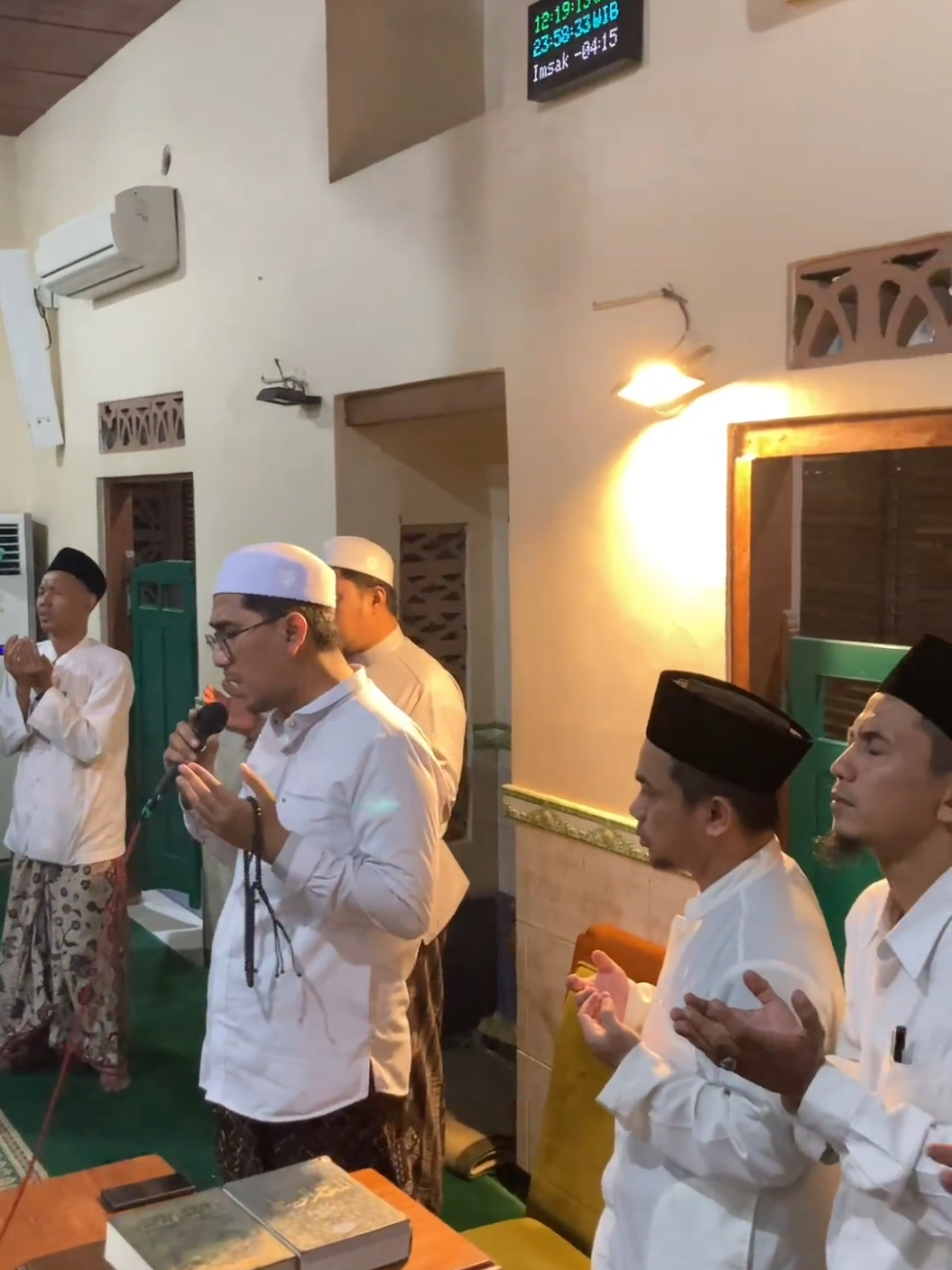 sebuah motivasi yang mendorong hati untuk tetap ngaji . . . #gusidrormaimoen #pondoksarang #ngajibareng #sarangrembang #alanwarsarang 