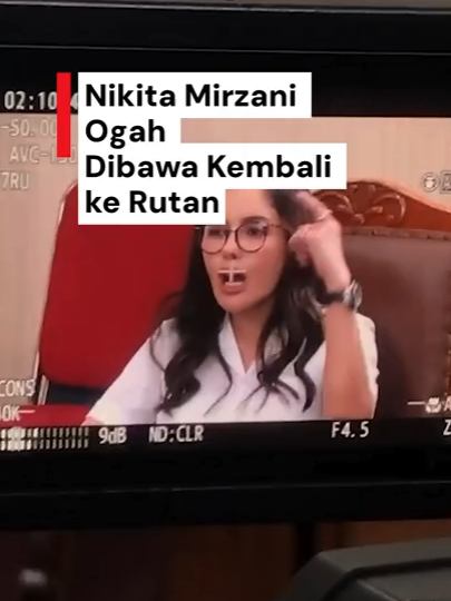 Nikita Mirzani menolak dibawa ke rumah tahanan Pondok Bambu seusai sidang kasusnya digelar di PN Jaksel hari ini, Kamis (31/7). Ia merasa PN Jaksel enggan memutar bukti rekaman soal dugaan Reza Gladys menyetir kasus pemerasan yang menjeratnya. Rekaman itu ia berikan pada Majelis Hakim di awal persidangan. Nikita juga kecewa dengan kesaksian para saksi yang seolah keluar dari BAP. Ia juga meminta permohonan penangguhan penahanannya dengan Ismail Marzuki diterima. Creator: Ulfa Mawaddah #nikitamirzani #rezagladys #kasuspemerasannikitamirzani #skincare #detikcom