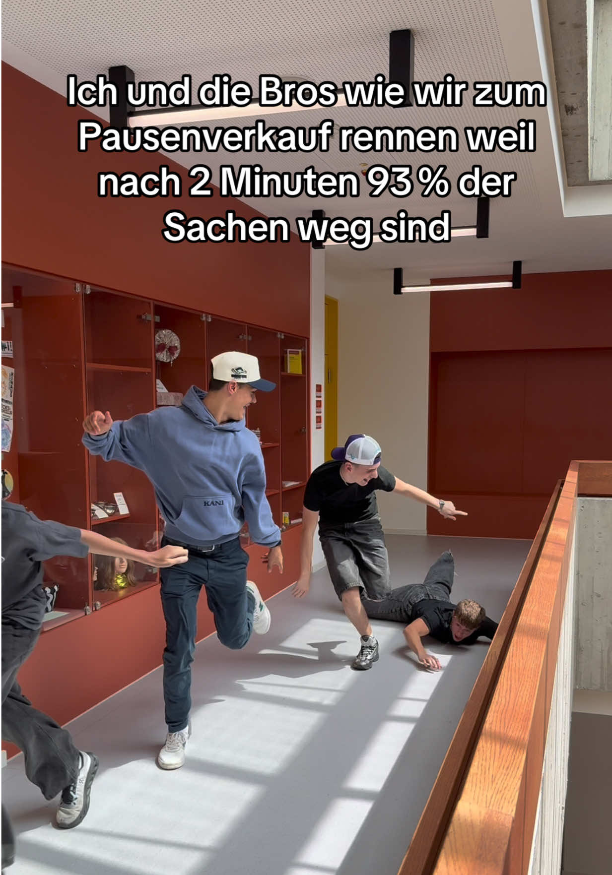 Und dazu wird man auch noch arm💀 #pausenverkauf #schulkiosk #schule #relatable #unterricht #rennen #bros #fyp #viralvideos #schulgebäude #essen #sounds 