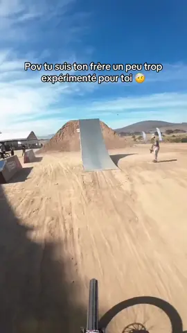 Il m’a gentillement ramener à l’hôpital en plus 😭🤣 Tout va bien !!  #vtt #velo #chute #fail #frere #tomber #vacances #ete #fakesituation⚠️ #fakebodyy⚠️ #CapCut 