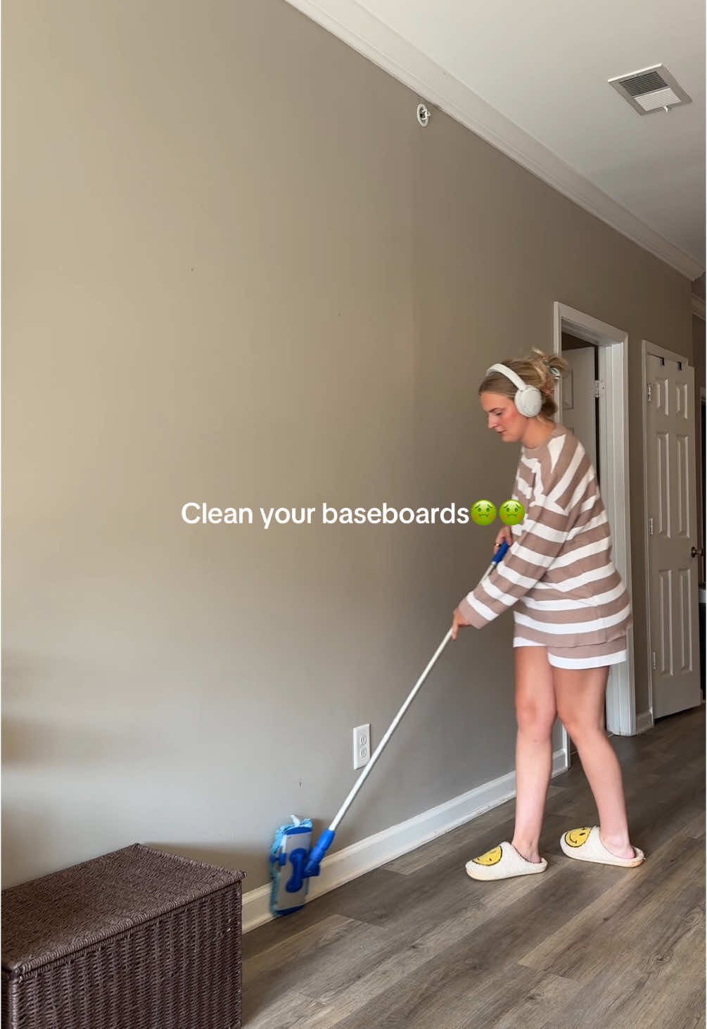 Me cleaning the baseboards and prepping for the Hannah Montana concert😂🧹🧼 #baseboards #baseboardcleaning #cleaning #CleanTok #cleaningsupplies 