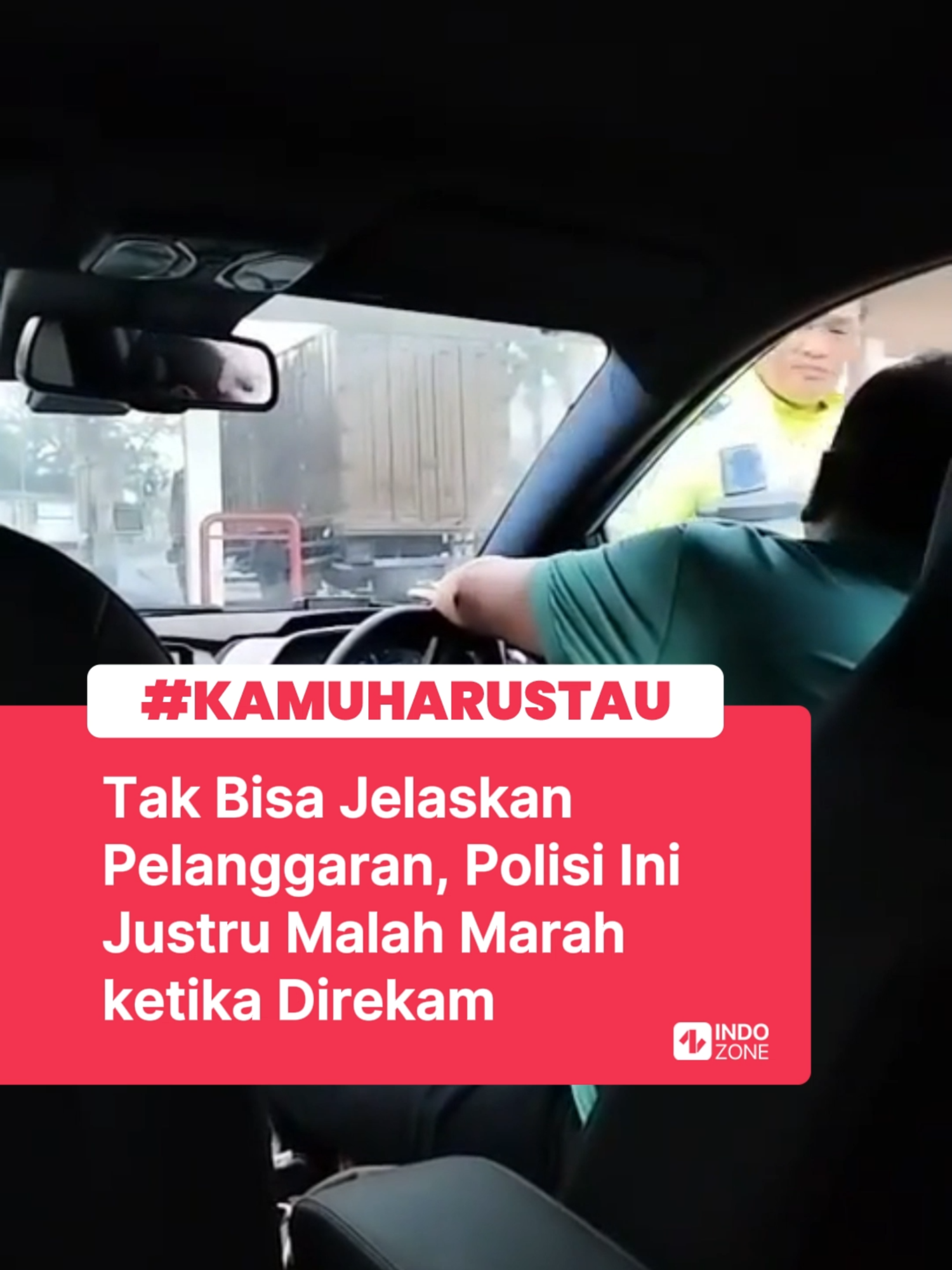 Dalam sebuah video yang beredar di media sosial, terlihat seorang driver ojek online diberhentikan oleh seorang polisi lalu lintas tanpa alasan yang jelas. Ketika sang driver menanyakan kesalahannya, polisi tersebut tampak tidak mampu memberikan jawaban yang masuk akal atau menunjukkan pelanggaran apa yang telah dilakukan oleh si driver. Padahal driver itu merasa tidak melakukan pelanggaran apa pun, baik dari segi aturan lalu lintas maupun kelengkapan surat-surat kendaraan. Situasi pun memanas ketika si driver memberitahukan bahwa kejadian tersebut sedang direkam oleh penumpangnya. Bukannya menjelaskan atau bersikap profesional, sang polisi justru malah marah kepada penumpang ojek online tersebut, menciptakan kesan bahwa ada tindakan sewenang-wenang yang tidak seharusnya dilakukan oleh aparat penegak hukum. Video: TikTok/enditpranata [Baca berita dan informasi menarik lainnya hanya di www.indozone.id]