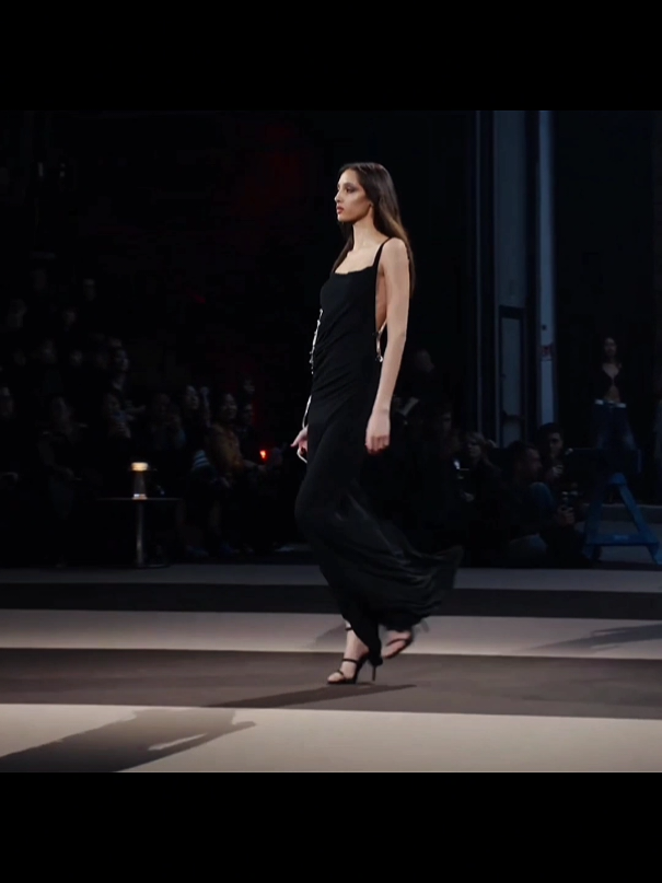 Yasmin Wijnaldum for #Dsquared2 F/W'25 #catwalk #supermodels #SuperModel #modeling 