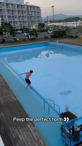 He’ll be feeling that one tomorrow 😳 (via @あ) #pool #water #fail #blooper #aura 
