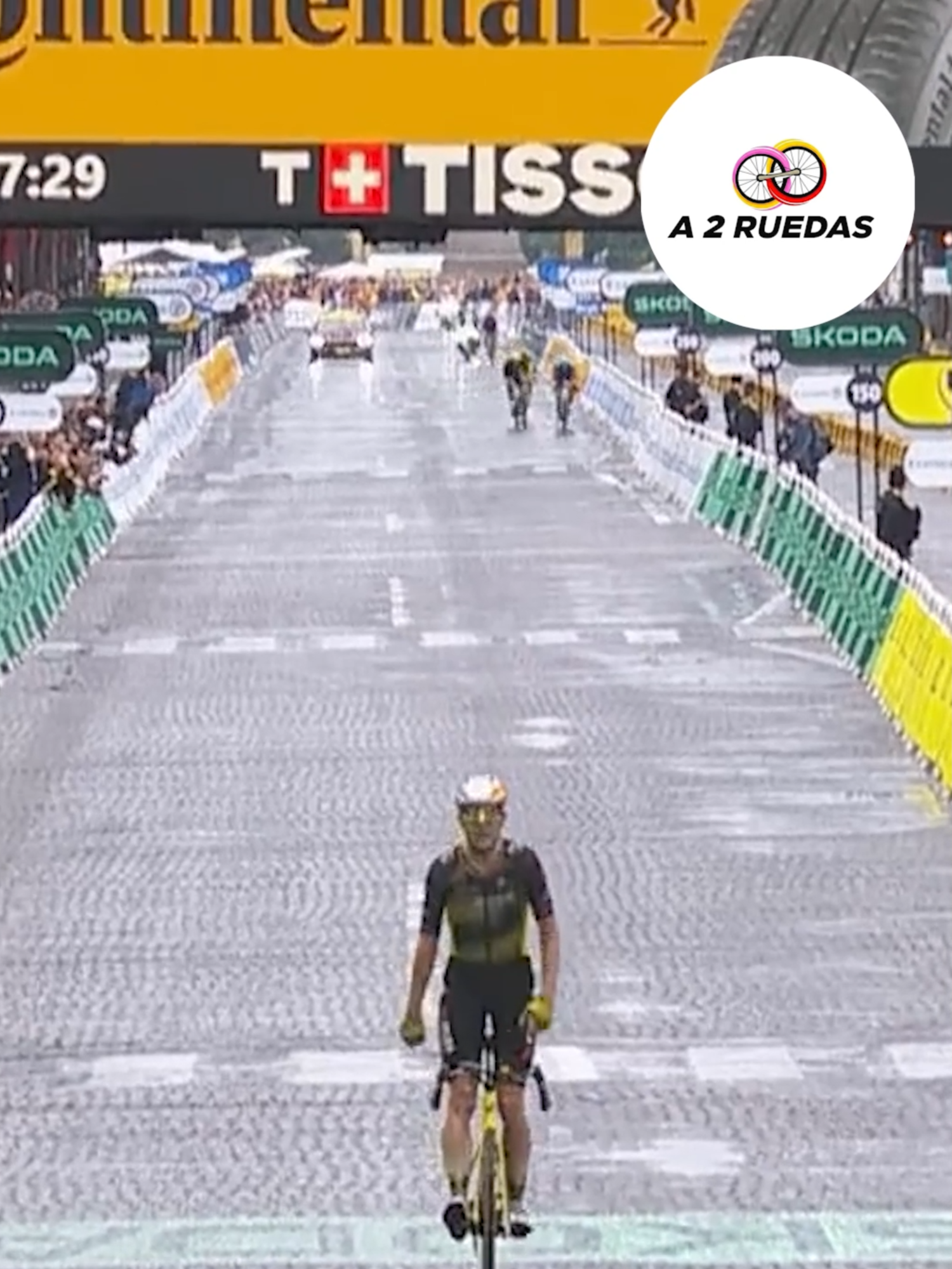 🇧🇪Wout Van Aert VUELVE AL OLIMPO del ciclismo mundial🚴🏻‍♀️#TourDeFrance #a2ruedas #tourdefrance2025  Tras tres semanas el Tour de Francia fue una sinfonía de resistencia y dolor, montañas que rompían el alma, cronos que exigían presión y sprints donde el margen entre la eternidad y el olvido eran de milímetros.  Pero en la última página de esta historia un viejo conocido vuelve a escribir su nombre con tintadora dorada.  Wout Van Aert no parecía ser el mismo de hace unos años, ese corredor que era capaz de ganar en cualquier terreno,las caídas y lesiones lo habían relegado y muchos pensaban que se iria sin un triunfo.  Pero en un arrebato de rabia y potencia volvimos a ver a ese ciclista capaz de pelear con los mejores, y al entrar en ese último kilómetro en solitario París volvió a ver a Van Aert y nos recordó que aunque esté en silencio siempre está listo para gritar al mundo que su clase no desaparece y que su fuego sigue ardiendo.  - #TourDeFrancia2025- #VanAertResurge- #GloriaSobreRuedas- #SprintDeRedención- #ParísTestigoDeFuego- #despiertaelgigante- #CiclismoÉpico- #ResistenciaYGloria- #LaÚltimaPágina- #ClaseEterna #ciclismo #tadejpogacar #jonasvingegaard #ciclismocarretera #ciclismocolombiano #ciclismoprofesional #ciclismoparadummies #woutvanaert #vueltaciclistica #tourdefrancia