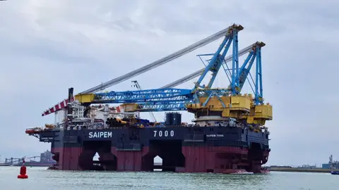 SAIPEM 7000 the third largest cranevessel of the world leaving Rotterdam #cranevessel #rotterdam #harbour #hoekvanholland #vessel #crane 
