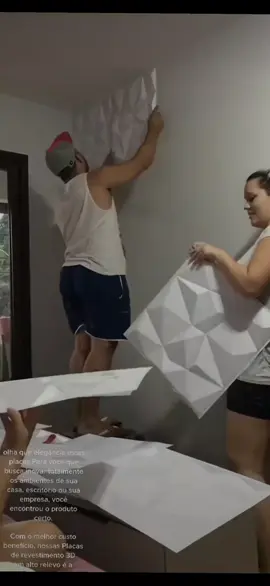 Placas de pvc 3d para revestimento, transforme a decoração da sua casa com a mais nova placa de revestimento 3d muito melhor que gesso, sem sujeiras e você mesmo pode aplicar pois é muito simples, basta remover   o plástico da cola e colar direto na parede,não perca tempo e adquira seu kit agora mesmo clique no carrinho laranja que esta no vídeo e boas compras 🛍  #sala#quarto#escritorios #salacomercial 