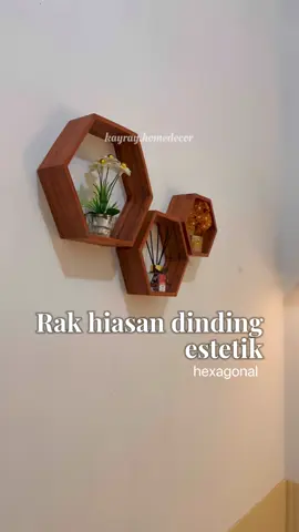 Siapa yang mau ikutan? Rak dinding estetik bentuk hexagonal bisa di CO di kiri bawah ya guys @MK Furniture  #rakdinding #rakambalan #ambalandinding #rakdindingestetik #rakdindinghexagonal #rakkayu #rakhias 