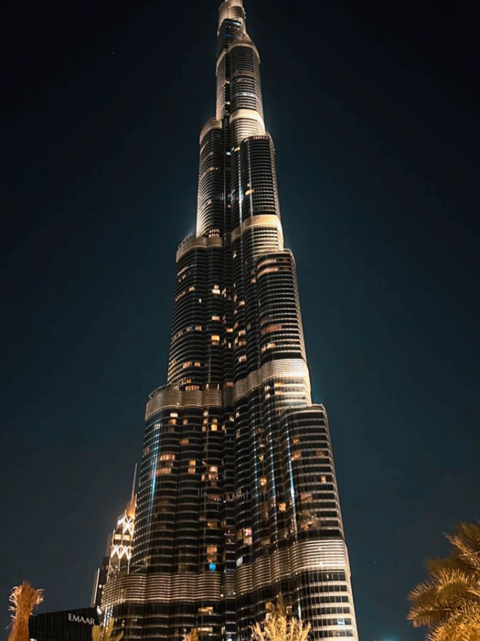 🕌✨ Você sabia? Dubai abriga o prédio mais alto do mundo, o Burj Khalifa, com impressionantes 828 metros de altura! Mas o que pouca gente sabe é que, por causa da sua altura, os moradores dos andares mais altos veem o pôr do sol alguns minutos depois dos que estão no térreo — tanto que, durante o Ramadã, eles precisam quebrar o jejum mais tarde! 🌇🌙 📍Dubai, onde a arquitetura desafia o céu e a cultura surpreende a cada detalhe. #viral?tiktok🥰 #tik #monetizartiktok🤑 #dubai #20k 