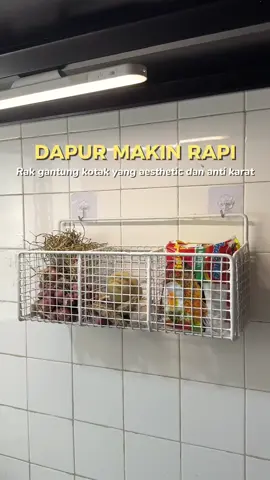 Bawang merah, bawang putih, dan bumbu dapur sering bingung naruhnya? Aku pakai rak gantung kotak ini. Anti karat, estetik, dan praktis banget buat di dapur sempit. Cocok juga buat bumbu atau snack kecil. Cek keranjangku yaa, ada banyak pilihan! #keranjangsapur #tempatbawang #rakgantungbesi #rakgantungkotak 