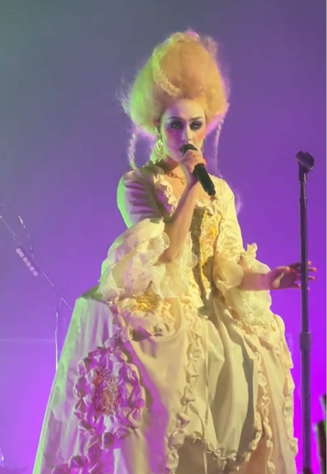 one year ago today, chappell roan “lost” her wig while performing ‘femininomenon’ at her lollapalooza after show in chicago, IL!  july 31st, 2024 via @Arne  #chappellroan #thesubway #pinkponyclub #hottogo #midwestprincess 