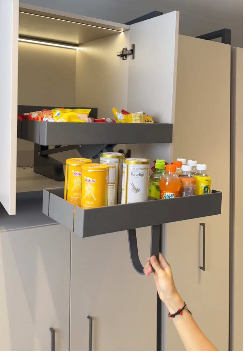 Easy to take the cans on the cabinet😏#gadgets #coolgadgets #coolstuff #shopping #product #amazonfinds #LearnOnTikTok #tiktokmademebuyit #fyp 