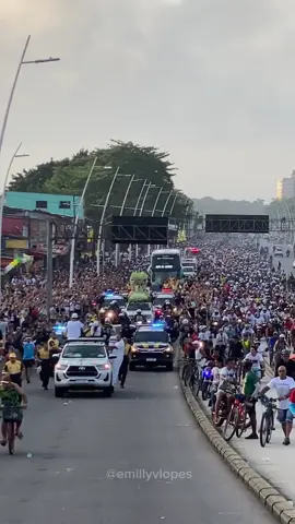 É muito mais que ver um mar de gente nas ruas de Belém a festejar… É sentir o coração bater mais forte, os olhos marejarem sem explicação, e a alma se encher de esperança. É o povo em romaria, carregando promessas, agradecimentos e sonhos aos pés da Rainha da Amazônia. Que emoção é viver o Círio! 💖🌹 Vídeo: Emilly Lopes  #ciriodenazaré #cirio #fe #catolicos #viral #belemdopará #igrejacatolica 
