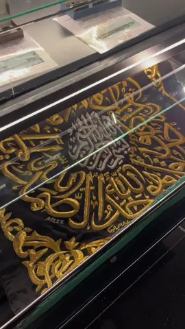 من أجمل التجارب اللي عشتها في مكة متحف السيرة النبوية، كأنك تعيشين تفاصيل حياة النبي ﷺ لحظة بلحظة.. التقنيات، الأصوات، والمجسمات، تخليك تحسين بقربك من السيرة بشكل ما قد عشتيه قبل. شرح واضح، تنظيم رائع، وكل ركن يحكي قصة ويعلمك شي جديد عن الحبيب عليه الصلاة والسلام. بصراحة أنصح الكل يزورونه، تجربة إيمانية ما تنسى 😍🙏🤍🤍 #makkah #مكة #CapCut #مكة_المكرمة #السيرة_النبوية #متحف #museum #museummoment 