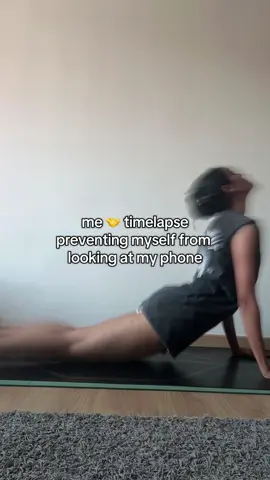 this is how i do yoga now cause apparently i can’t concentrate if i dont have a mirror like a NARCISSIST 