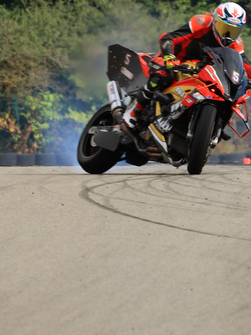 pov : cadre d origine et je suis pas encore en BUTÉ lol pourquoi s embêter a couper le cadre 😂😂🤟🤟 SPONSOR:@vaison.piste                       caberg helmets                        Jacob services #caberghelmetsofficial #drifting #bmwmotorrad #driftalex #s1000rr #m1000rr #motorcycle #bmwmotorsport #moto 