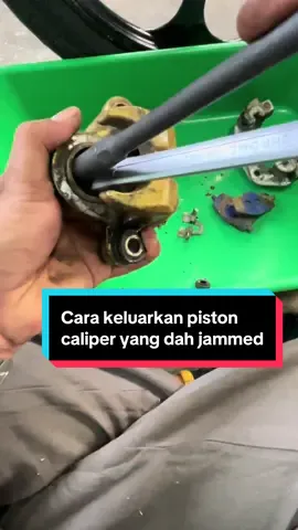 Cara keluarkan piston caliper yang dah jammed atau karat.  Dalam video ni guna T10 dan Spanar saiz 17. Caliper Yamaha SS 110.  #yamaha #motor #brakeservice 