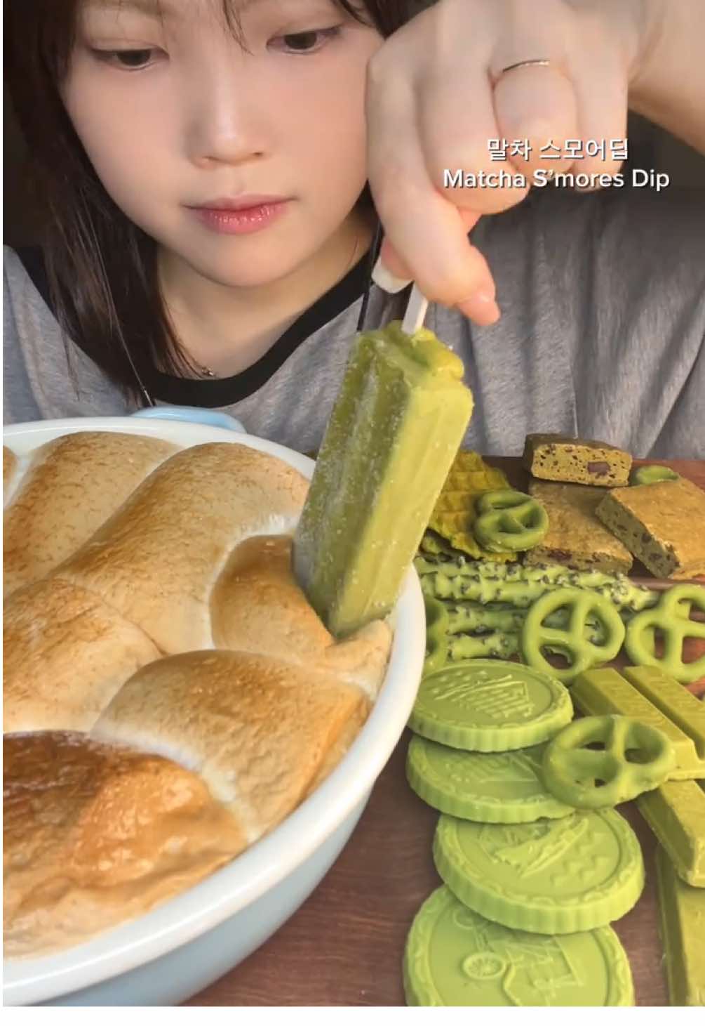 Dipping different kinds of matcha into a matcha s’mores dip 말차 스모어딥 💚 #eatingshow #mukbang #tiktokfood #dessert #smoresdip #matcha #icecream 