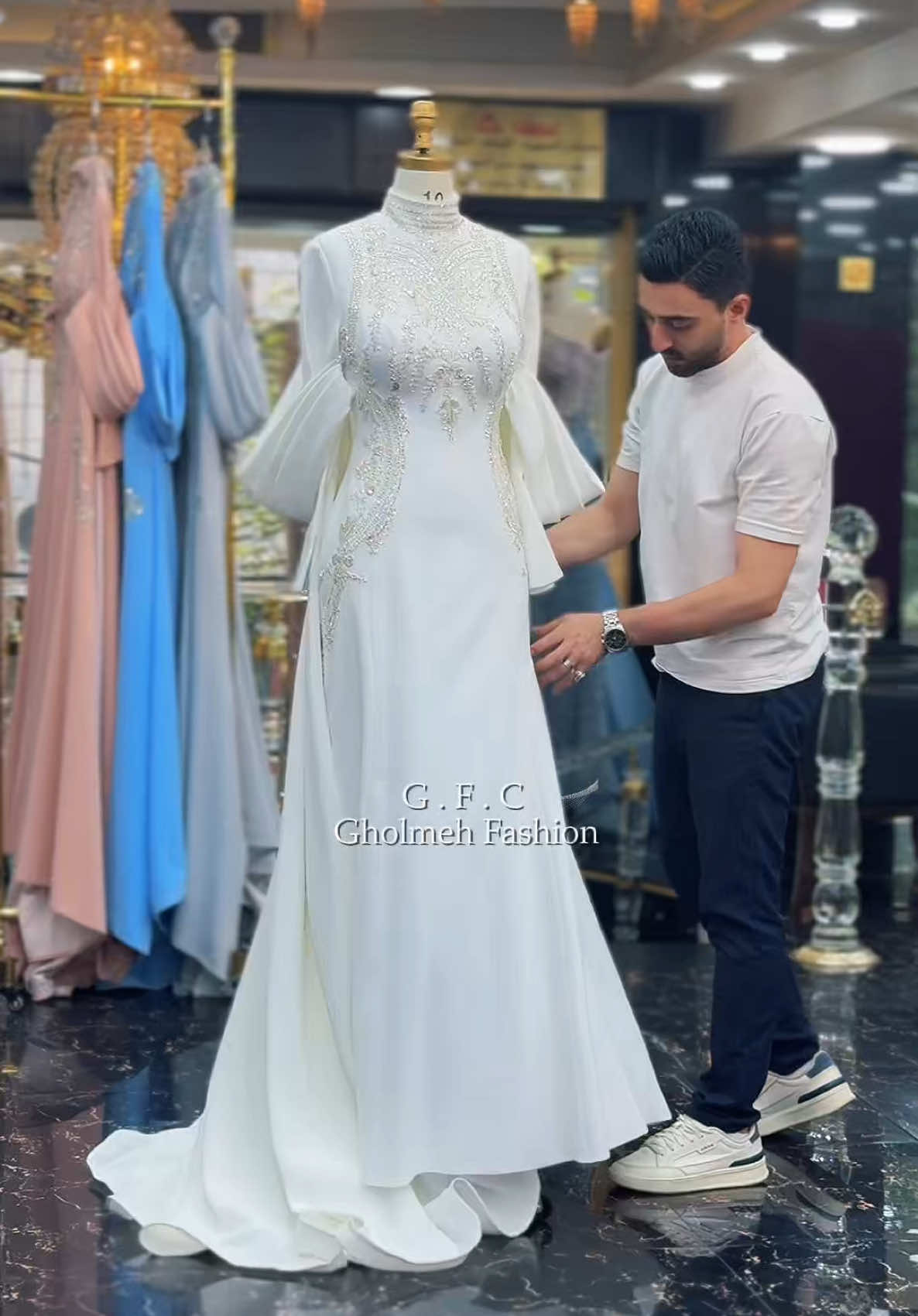 فستان ملكي شرعي بتطريز فاخر، ينساب بنعومة فخمة، ويجمع بين الحشمة والرقي في كل خيط وتفصيل.