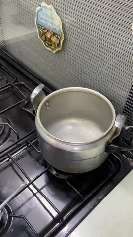 زربيان عدني😋🍚🍗. بطريقة شموع ام رزان لكن مع شوي تعديلات☺️راح احط الطريقة الاصليه بالكومنت👍🏻 نقلي ٤ بصل مقطع شرائح لين يصير لونه بني ونخلطة مع ثوم و زبادي و شوي من الماء نكشن الدجاج قليل ونضيف عليهم بطاط نكون مغطين البطاط بمعجون طمام بعدها نضيف صوص البصل المقلي اللي خلطناه ونقلبهم شوي ونضيف البهارت عبارة عن فلفل أسود ملح بهارات مشكله وهيل بودرة وشوي قرنفل مطحون ونضيفهم ونقلب شوي ونضيف قليل ماء وبعدها نسكر على الدجاج بقدر الضغط على نار جداً هادئة لمدة نص ساعة بعدها نفتح عليه ونضيف رز مسلوق نصف استواء وبصل مقلي ونبخر الرز ونغطي علية بعدها نقدمه وبالعافية💕. . . . #foryou #اكسبلور #الشعب_الصيني_ماله_حل😂😂 #تابعني #طبخاتي #زربيان #طبخ 