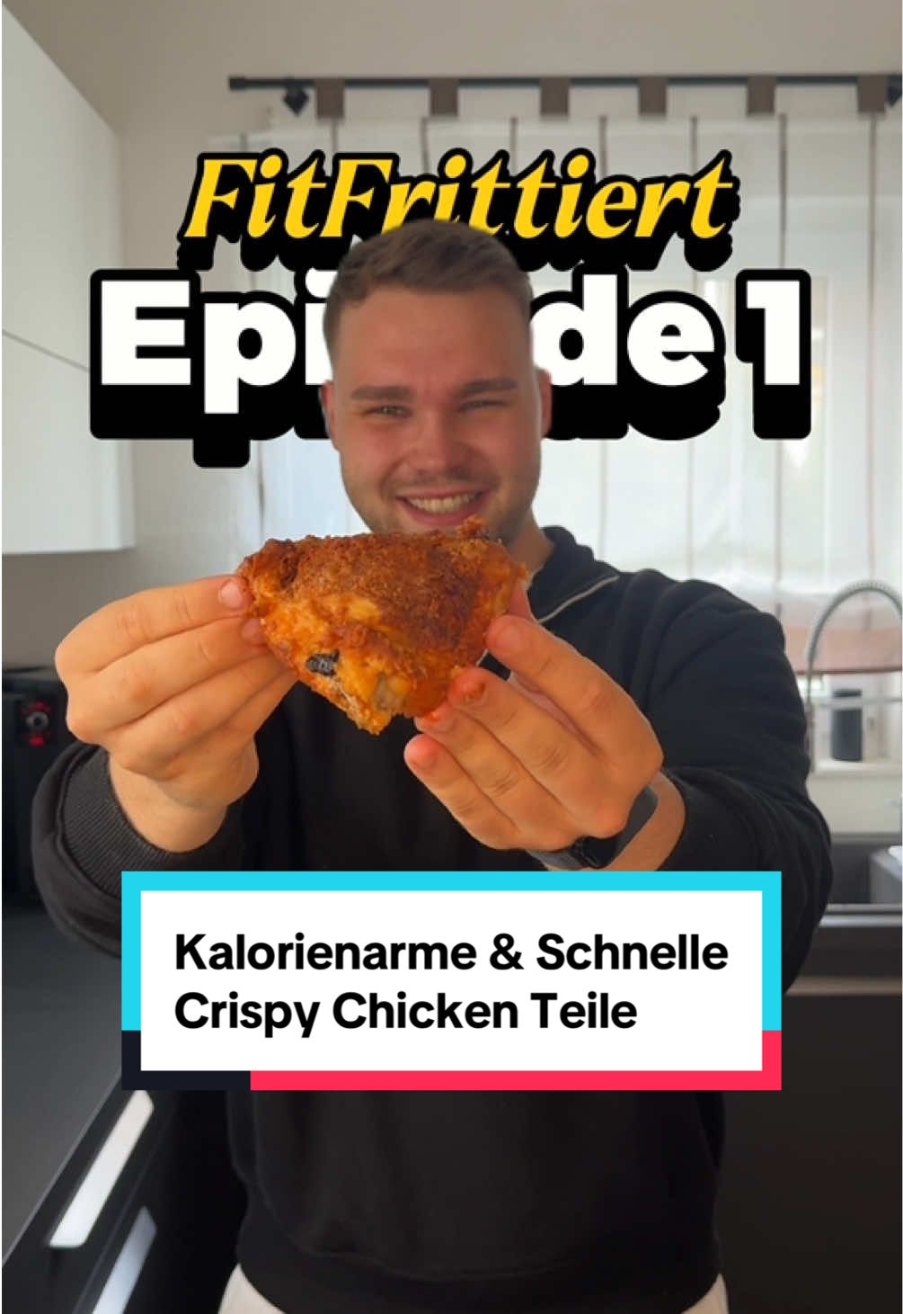 Episode 1 von FitFrittiert: Kalorienarme CRISPY CHICKEN TEILE 🍗🔥 Willkommen zu „FitFrittiert“ einer Serie, wo wir Zusammen die mühelose Zubereitung von Proteinreichen & Gesunden Airfryer-Rezepten meistern werden 🤝🏼✅ ⚜️Zutaten:  - 500g Hühnchen Teile - 1 Packung Backpulver (10g über die Teile & 6g zum Mehl geben) - ca. 30g Mehl - Gewirtze: Hühnchengewirtz, Knoblauchpulver, Paprikapulver, Salz & etwas Pfeffer  - Ölspray  Speicher dir das Rezept direkt ab und um in Zukunft keine Episode mehr zu verpassen, Folge mir ❤️💪🏼 Die Teile kommen für ca. 20-25 min bei 180° in den Airfryer und nach der Hälfte der Zeit einmal wenden  ⚜️Nährwerte (Pro Stk.): 317 kcal  9g 31g Eiweiß  17g Fett  Viel Spaß Beim Nachmachen & Eiweißbedarf decken ✅ . . . #highprotein #eiweiß #fitnessrezepte #schnellerezepte #kalorienarm #muskelaufbau #abnehmen    