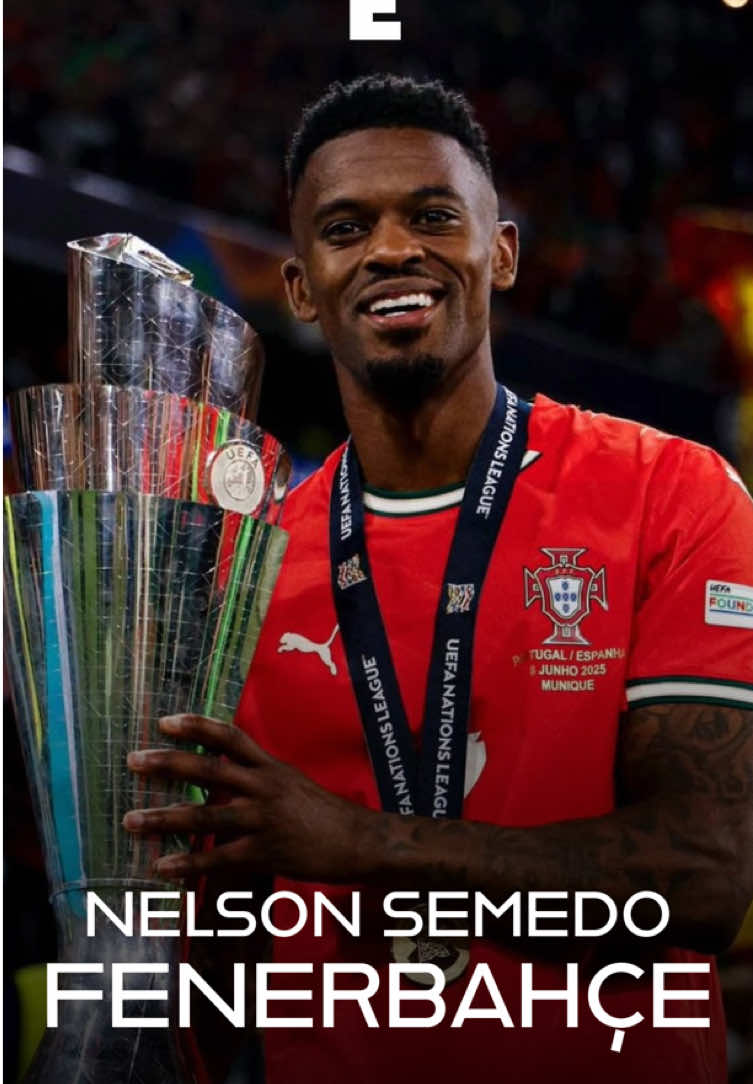 Nelson Semedo Fenerbahçe’de! 31 yaşındaki Portekizli sağ bek, adını ilk kez Benfica formasıyla duyurdu. 2016-2017 sezonundaki etkileyici performansı, ona 35 milyon Euro bonservis bedeliyle Barcelona'nın kapılarını açtı. Semedo hakkında elit bir bilgi: Şampiyonlar Ligi’nde bugüne kadar 35 kez sahneye çıktı. Bu maçlardaki tek golünü ise Beşiktaş’a karşı kaydetti. Barcelona’ya Dani Alves’in boşluğunu doldurmak üzere transfer edildi. Atletik yapısına teknik becerilerini de eklemesine rağmen, Katalan ekibinde beklentilerin tamamını karşılayamadı. Barcelona formasıyla toplam 124 maça çıktı; 2 gol atıp 11 asist yaptı. Bu süreçte 2 La Liga, 1 İspanya Kupası ve 1 Süper Kupa kazanarak 2020 yılında kulübe veda etti. Sonrasında, 32 milyon Euro bonservisle Wolverhampton’ın yolunu tuttu. Teknik futbolun ön planda olduğu La Liga’dan, fiziksel gücün daha fazla öne çıktığı Premier League'e geçişi kolay olmadı. Ancak Portekizli oyuncu, iş ahlakı ve çalışkanlığıyla kısa sürede adapte oldu. Zamanla çok yönlü bir beke dönüştü. 2023-2024 sezonunda Wolverhampton’da 