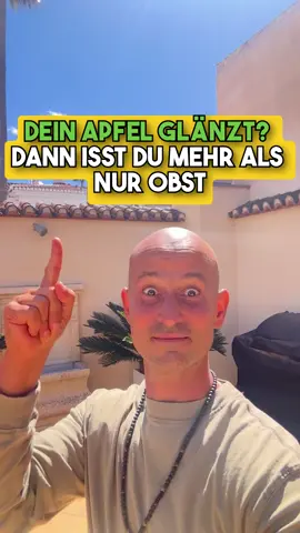 Dein Apfel glänzt? Dann isst du mehr als nur Obst 🍏🧽 „Das ist kein Glanz – das ist Wachs. Und ja, sogar auf Bio-Äpfeln.“ ‼️ Kommentiere: Bio 🥗 Bio-Favoritenliste für Darm, Entzündung, Leber & Nährstoffzufuhr 📌 Bezugsquelle: www.bioking.at – @bioking.at 💸 10 % Rabatt mit 🔴 Code: Victor10 Hast du dich schon mal gefragt, warum viele Äpfel im Supermarkt aussehen wie poliert? 💡 Das ist kein natürlicher Glanz. Das ist eine künstliche Wachsschicht – zum Versiegeln, für längere Haltbarkeit. Und ja: 📉 Auch viele Bio-Äpfel werden nach der Ernte gewachst – ob zur Konservierung oder für den Handel. Wenn du mit dem Messer drüber schabst, siehst du, was du da wirklich isst. Was bedeutet das für dich? ❌ Wachse blockieren die Nährstoffaufnahme ❌ Rückstände können deinen Darm belasten ✅ Deshalb: lieber direkt vom Bio-Bauern oder geprüfte, rückstandsfreie Quellen ‼️ Kommentiere: Bio 🥗 Bio-Favoritenliste für Darm, Entzündung, Leber & Nährstoffzufuhr 📌 Bezugsquelle: www.bioking.at – @bioking.at 💸 10 % Rabatt mit 🔴 Code: Victor10 Bio Apfel Wachs, natürliche Lebensmittelwahl, Rückstände erkennen, Detox Ernährung, gesunder Darmaufbau, Mikrobiom schützen, Obst richtig reinigen, Bio Qualität Alltag, gesunde Einkaufstipps, Apfel ohne Chemie #BioOhneWachs #ApfelCheck #NatürlichGenießen #Rückstandsfrei #BiokingEmpfehlung