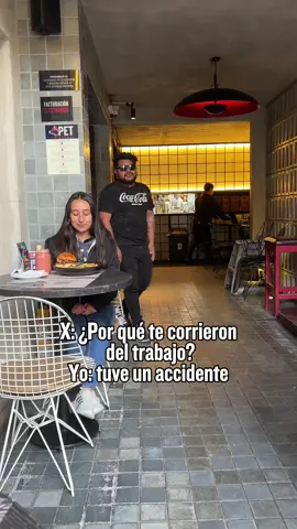 Cada quien escoge como comerse una hamburguesa. 🤭 #planesenbogota #fyp #hamburgesas #bicono #quehacerenbogota 