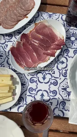 🍳 Közel egy hónapja indult útjára a @BrunchBalaton szolgáltatása, amely házhoz rendelhető reggelikkel és brunchkínálattal könnyítheti meg a pihenni vágyók életét. A csomagokba balatoni pékségek és termelők portékái kerülnek. 🔖Mentsd el ezt a videót, hogyha legközelebb tovább lustálkodnál, akkor is legyen mit enned! 🛌 #welovebalaton #balaton #brunchbalaton #északipart #reggeli #brunch #brunchtok #holegyünk #mutimiteszel #vegyélhazait #egyélhazait #egyeljól #tekeresvölgyi #royesfarm #viblance #nyárikonyhám #katicapékség #dercepékműhely #mamka #kézművespékség #termelőipiac #piacozás  @VIBLANCE 