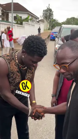 Rockstar arrives at theate Daddy Lumba's residence to mourn with the family. #kuamieugenerockstar #ghanatiktok🇬🇭 #daddylumba @Kuami Eugene 